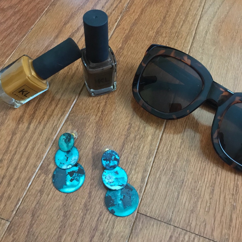 ModCloth Overlapping discs earrings